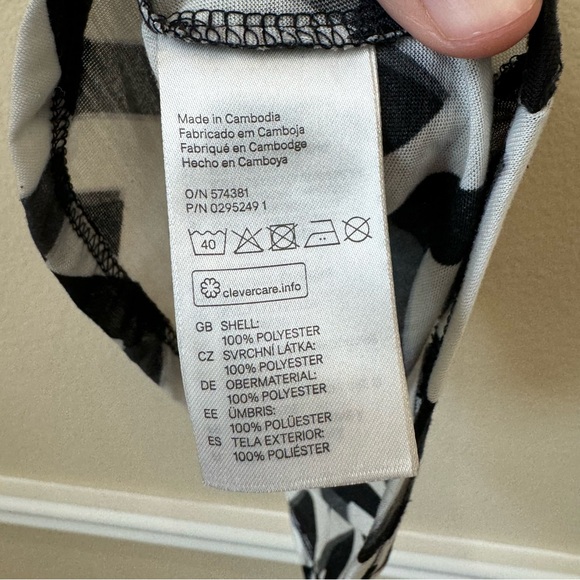 H&M Conscious Black and White Chevron Top - Picture 5 of 5